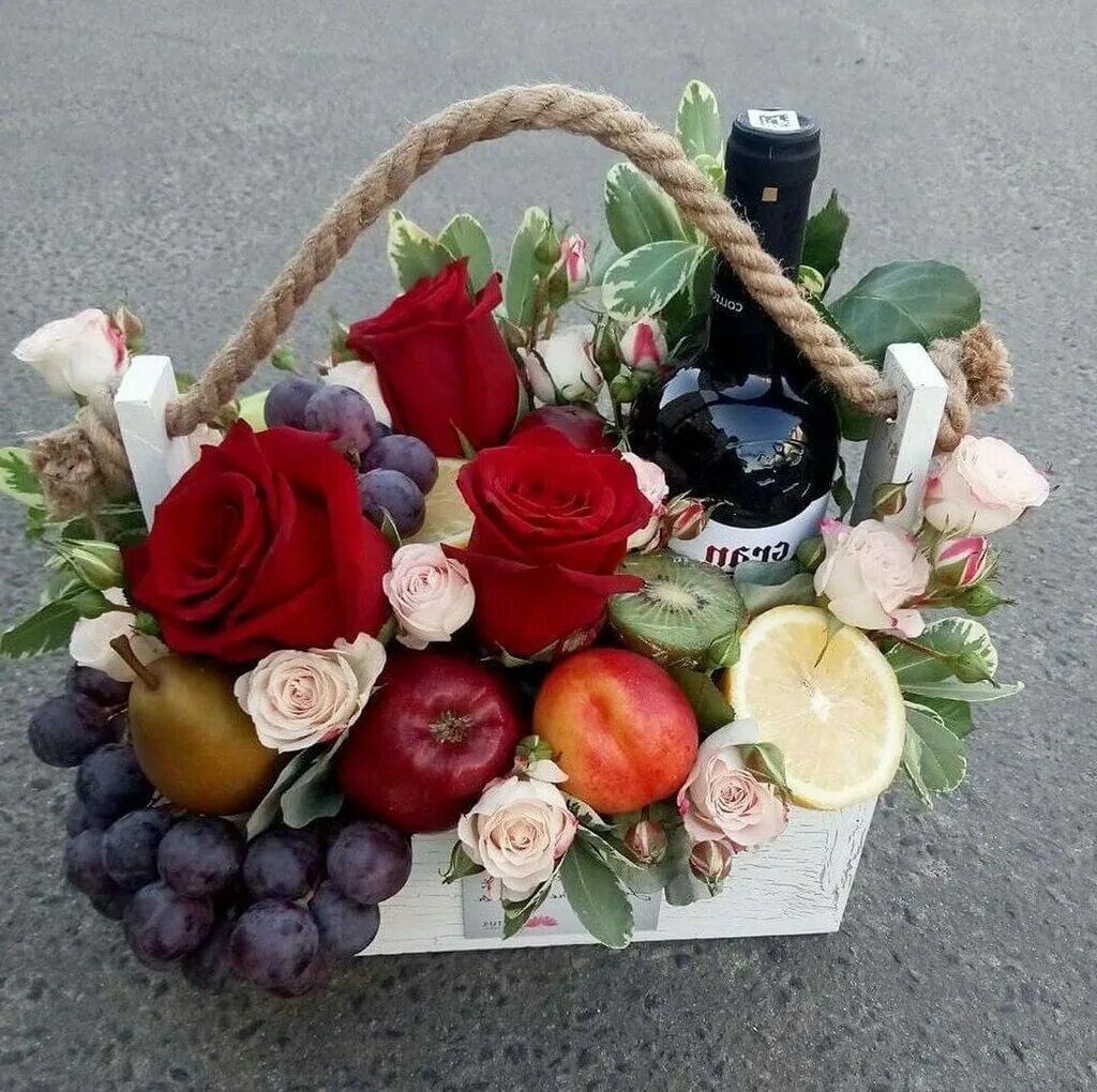 Подарочные корзинки с фруктами и цветами