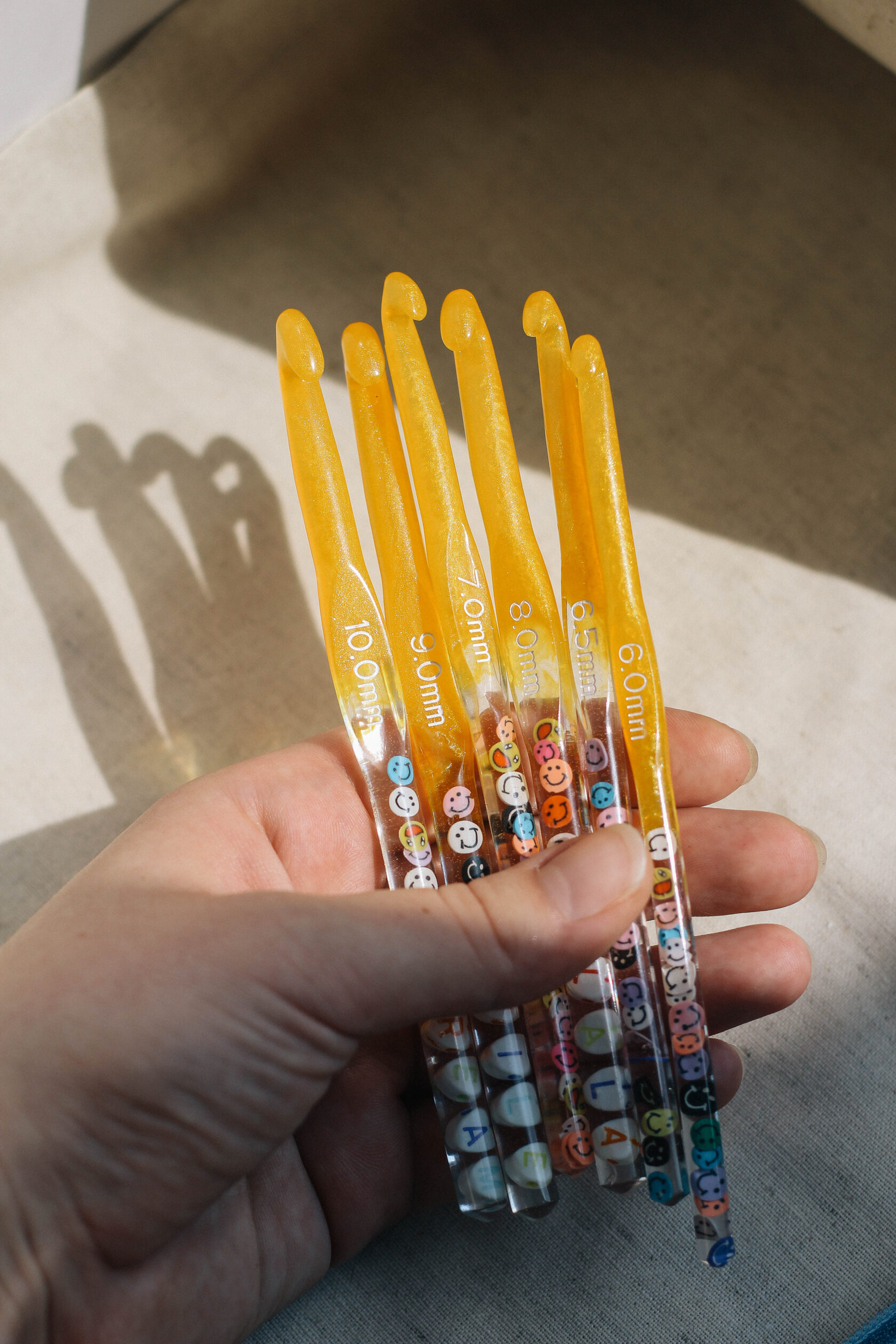 Крючки для вязания из эпоксидной смолы желтые