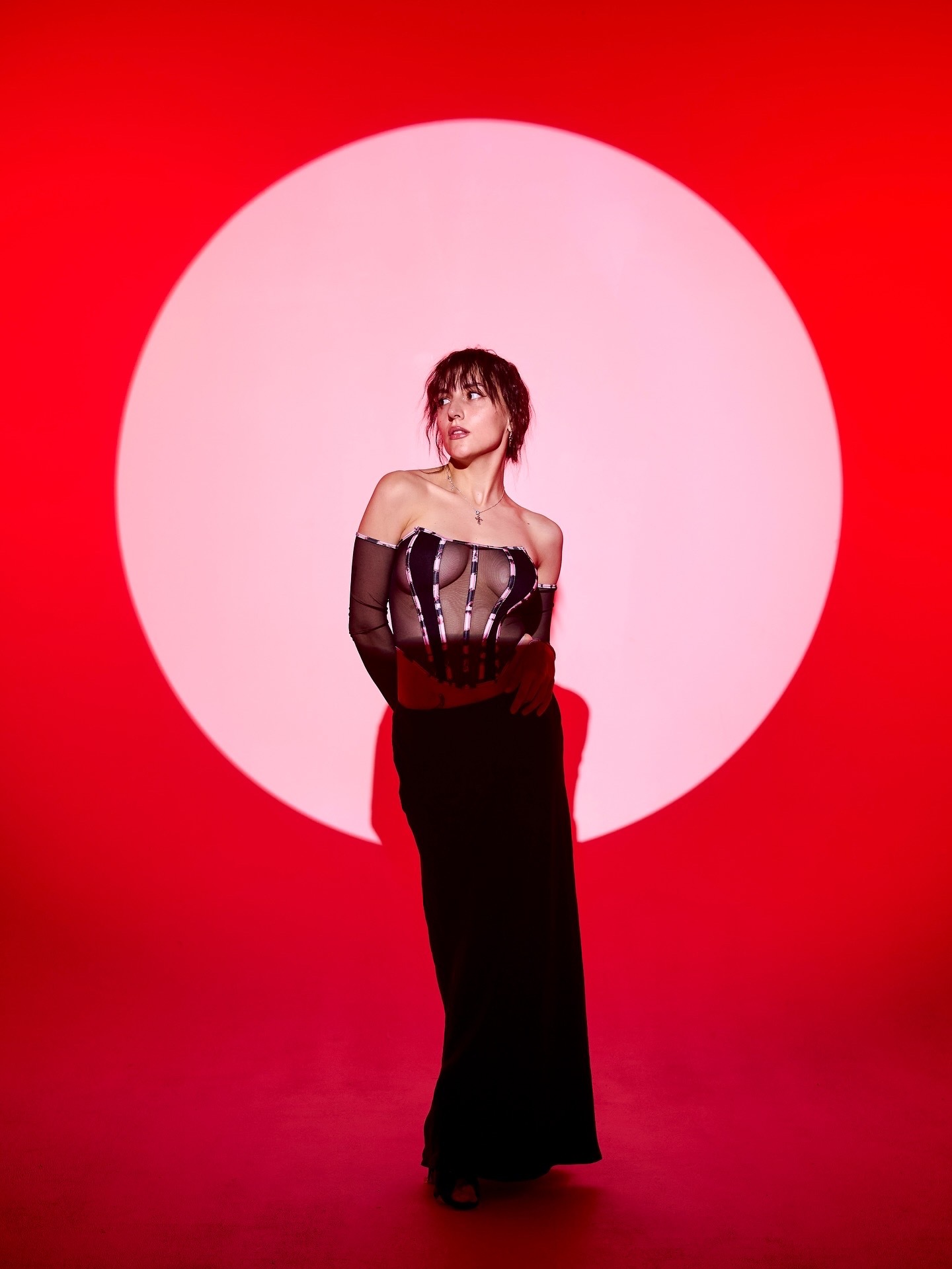 Сольный fashion-портрет на красном фоне в зале Pearl