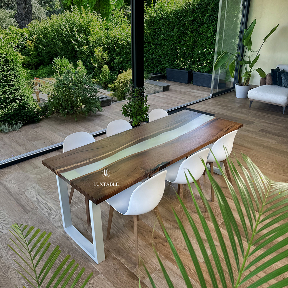 Epoxidharz Tische Alagoas aus europäischem Nussbaum und hellblauem Epoxidharz mit Metallic Effekt