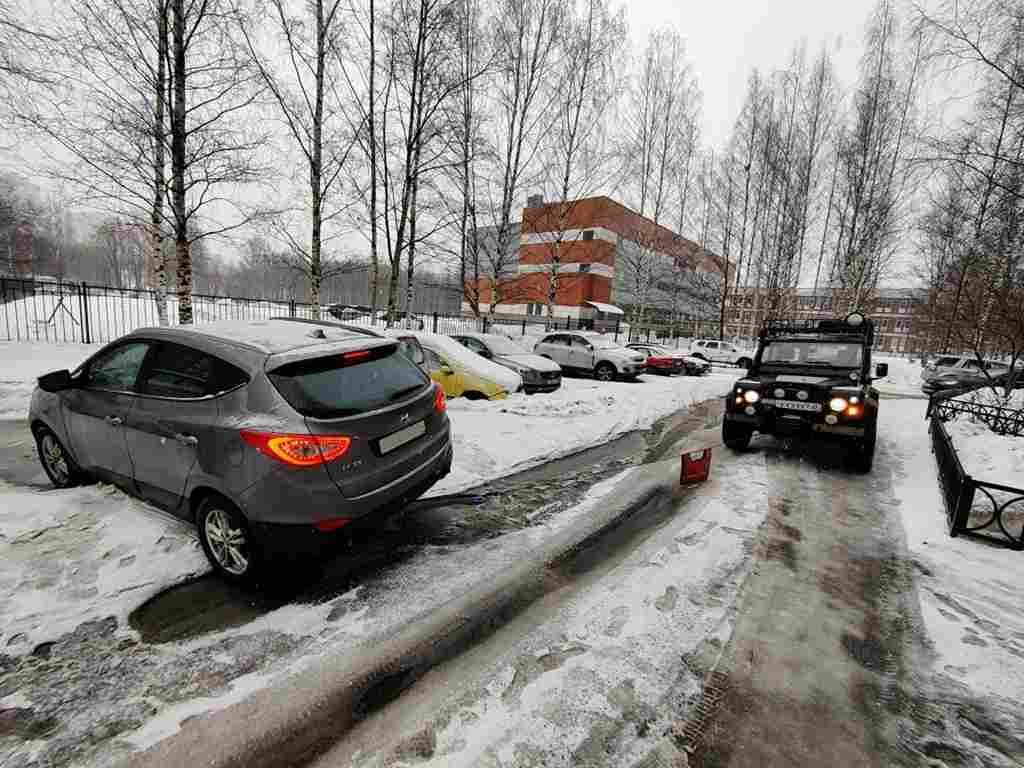Внедорожная Эвакуация автомобиля Hyundai ix35 из колеии, на улице Коммуны в Красногвардейском районе Санкт-Петербурга