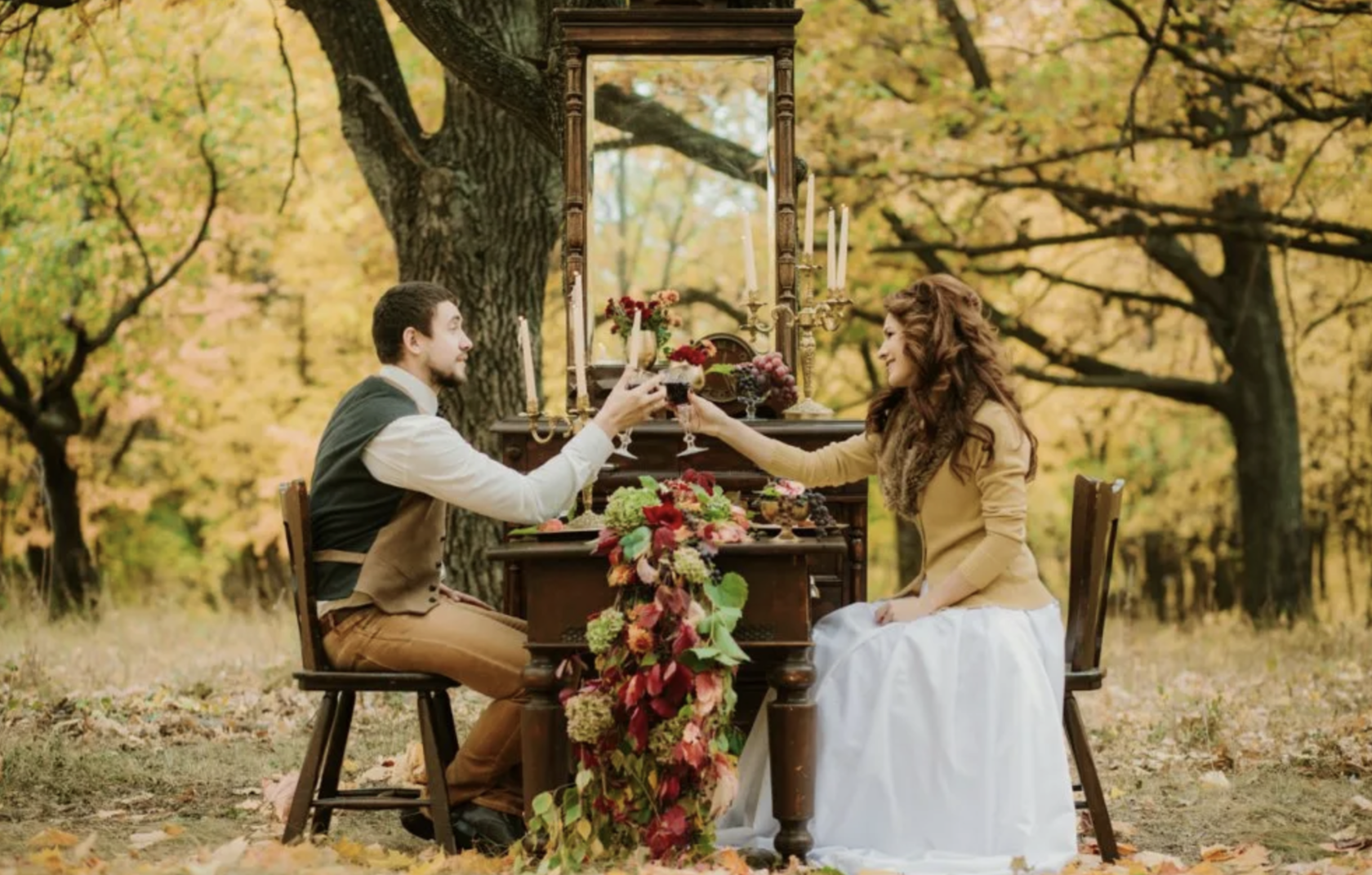 Пара столиков. Свадьба в лесу. Осенняя свадьба. Свадьба в осеннем стиле. Свадебная фотосессия осенью.