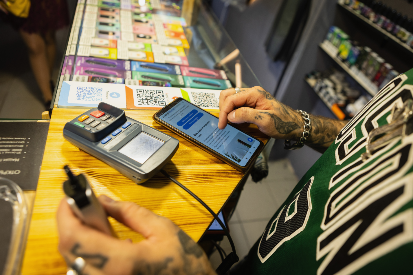 Франчайзи смотрит в контур маркет в магазине SMOKESTAR