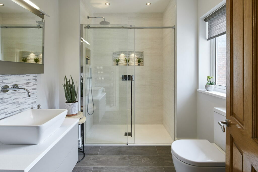 Дизайн ванной комнаты 2024 с душевой. Душевые комнаты. Маленькая душевая комната. Санузел с душевой кабиной. Ванная комната с душем.