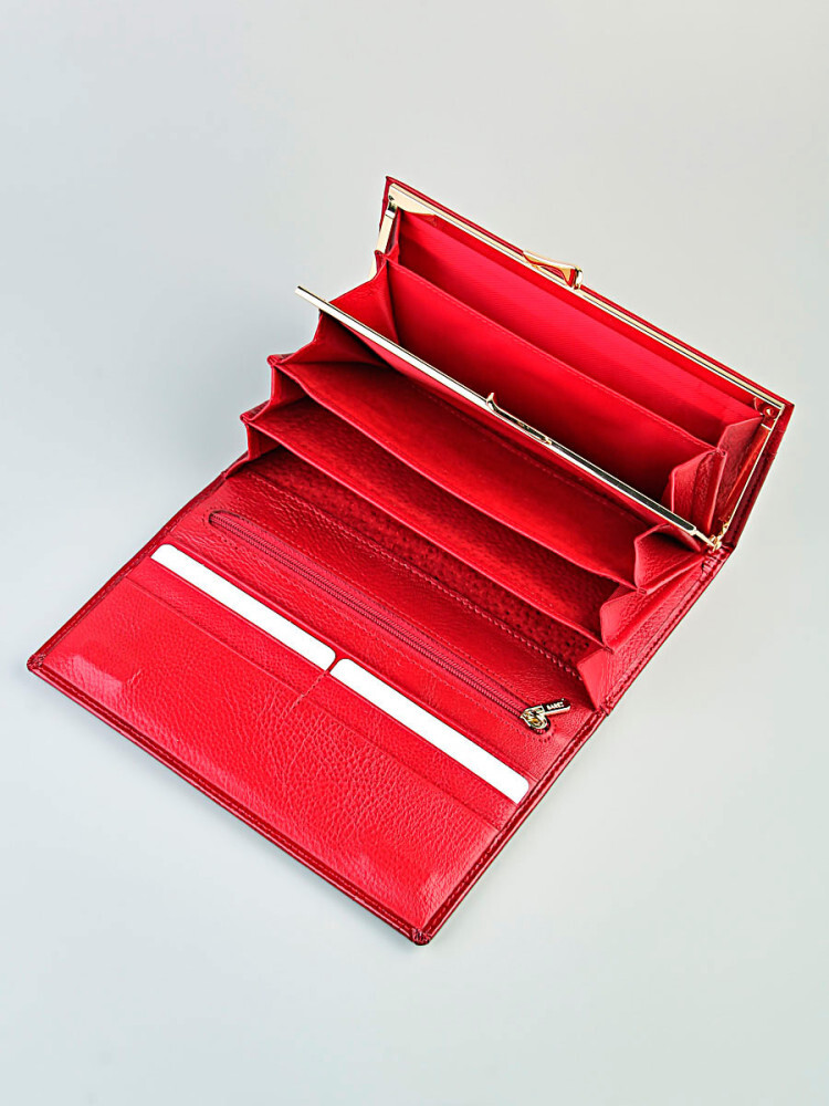 Кошелек женский. Изделие выполнено из натуральной лаковой кожи. Закрывается на магнит.