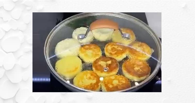 Приготовление пышных сырников с яблоками на сковороде: шаг 7