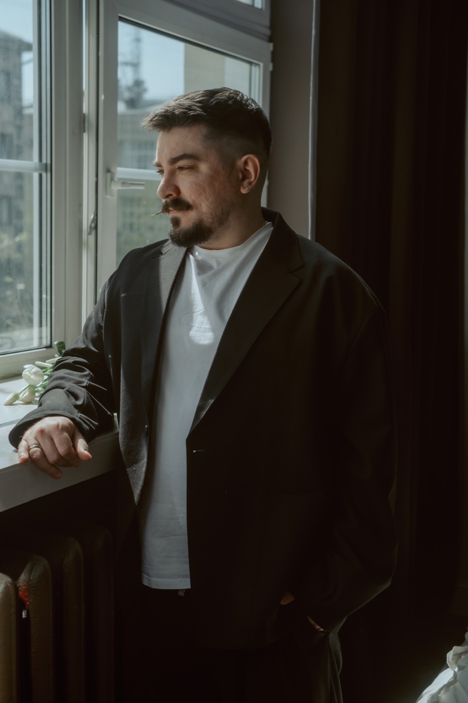 Алексей Колесников у окна