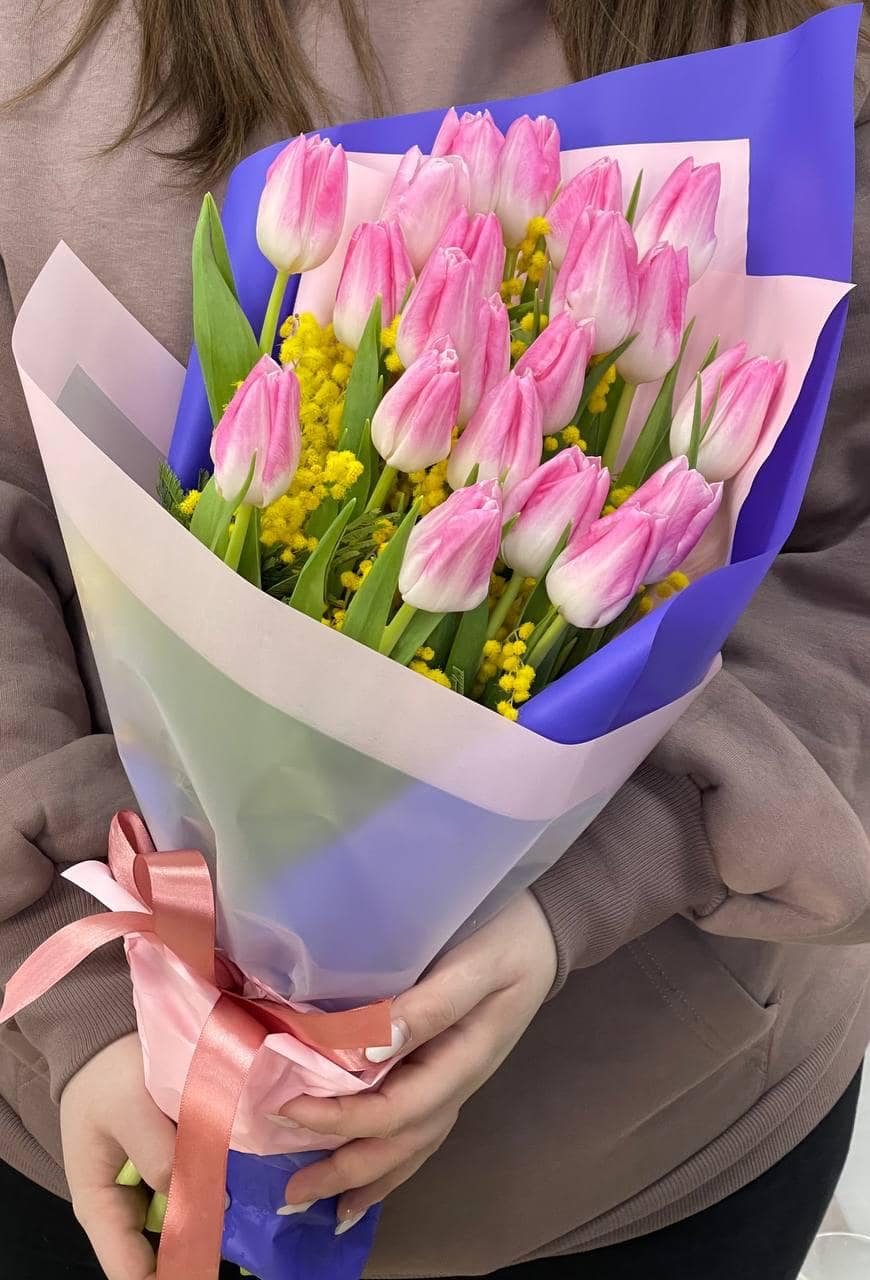 Букет с розовыми тюльпанами и мимозой это изящное сочетание цветов, которое символизирует нежность, любовь и уважение. 