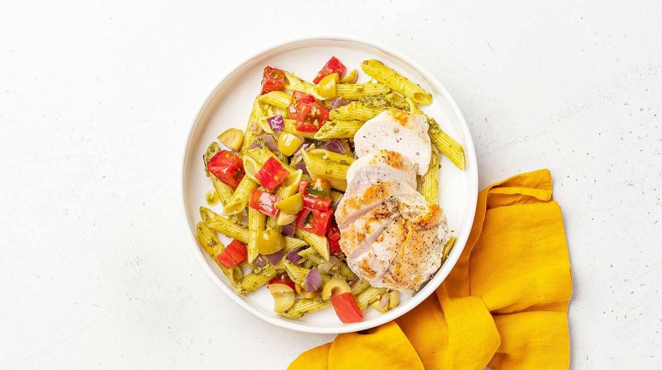 Средиземноморская паста с курицей и овощами