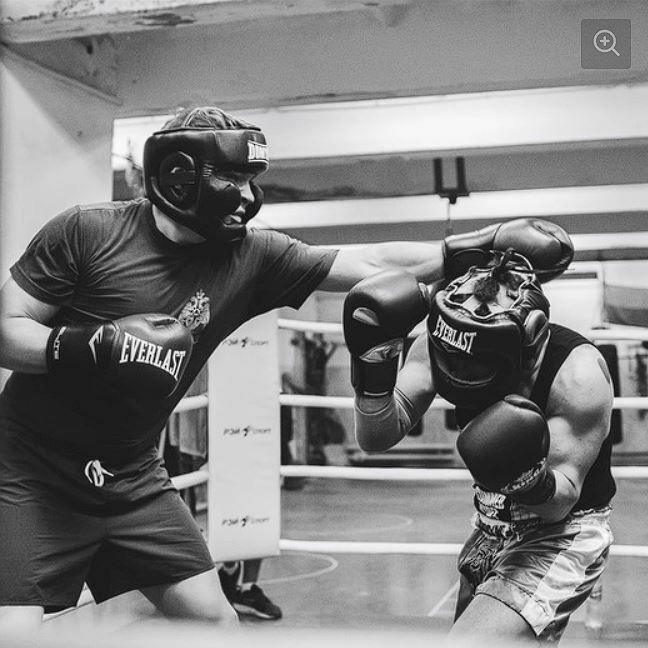 White Collar Boxing: спарринг двух боксёров