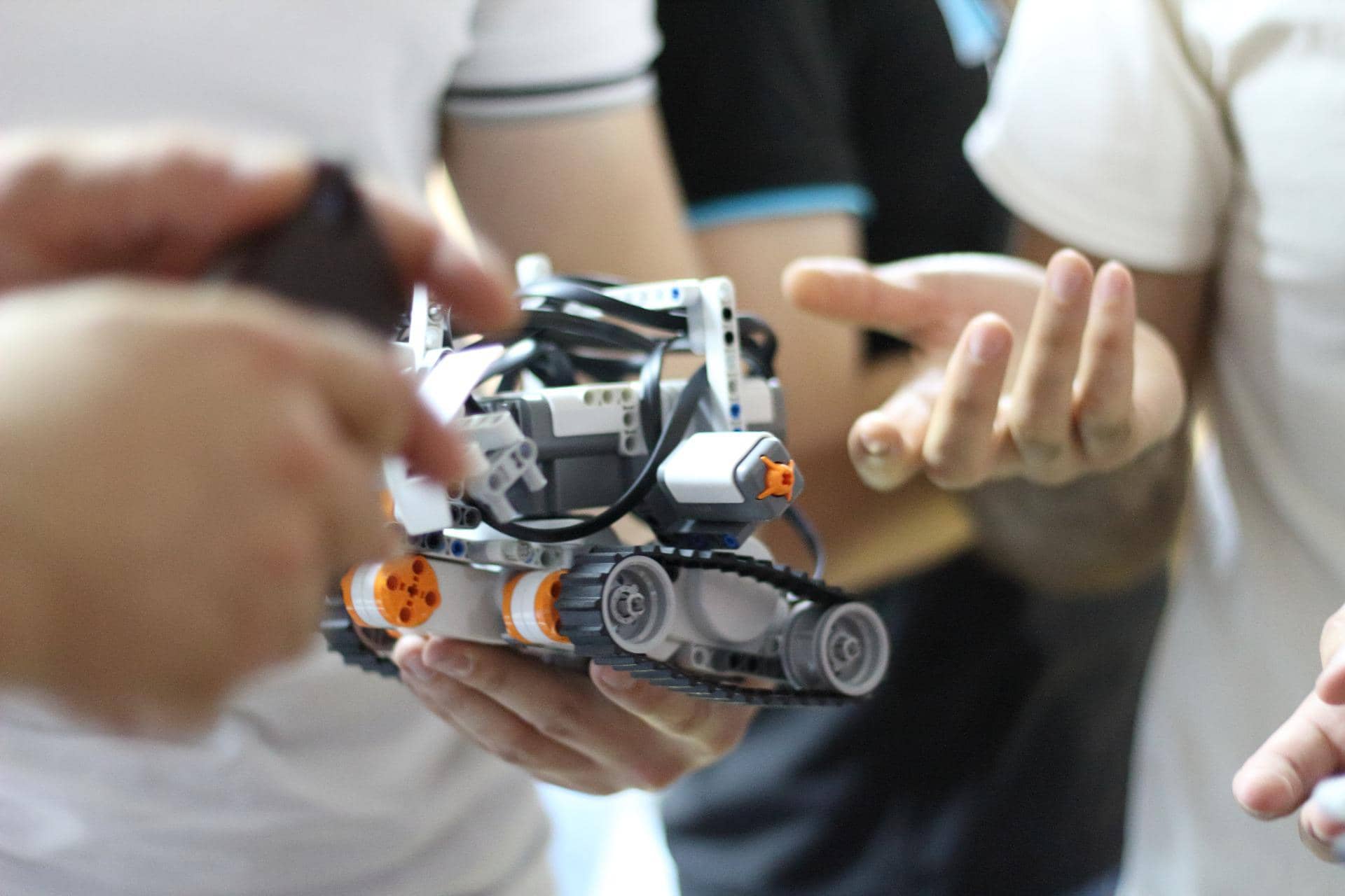 5 Reasons Why Kids Should Know Robotics