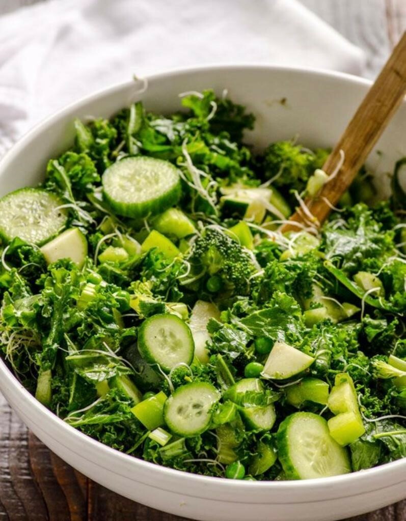 Зеленые овощи рецепты. Зеленый салат. Зелень для салатов. Свежая зелень. Салат из зелени и овощей.