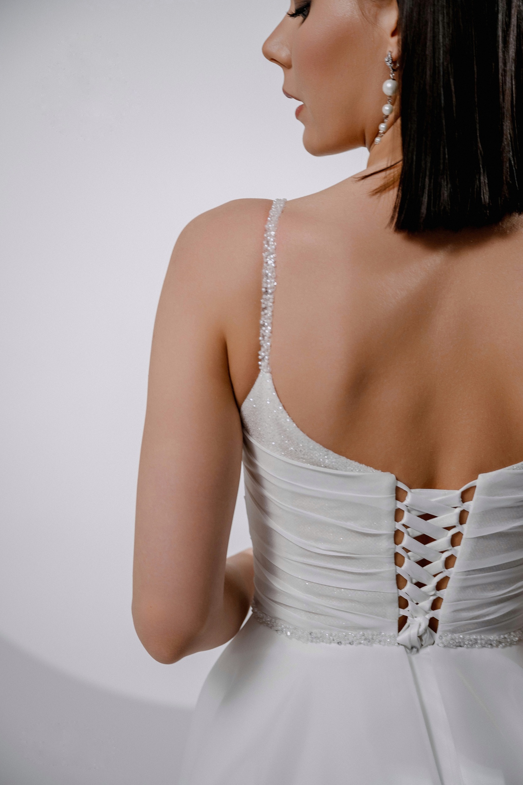 Свадебное платье на тонких бретелях Батайск прокат