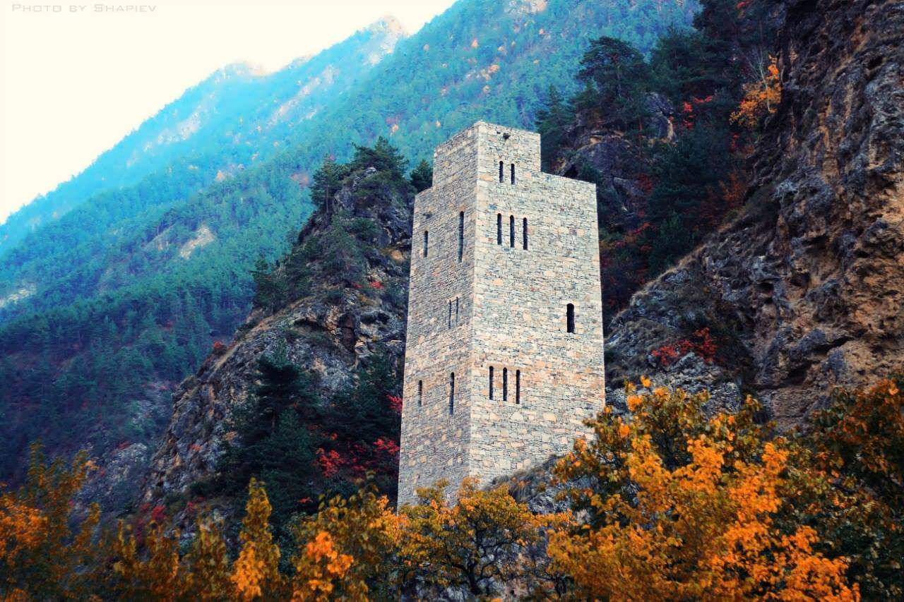 Гимринская башня (башня шамиля). Гимринская башня дагестан. Гимринская оборонительная башня. Башня газимагомеда в дагестане. Гимринскую башню.