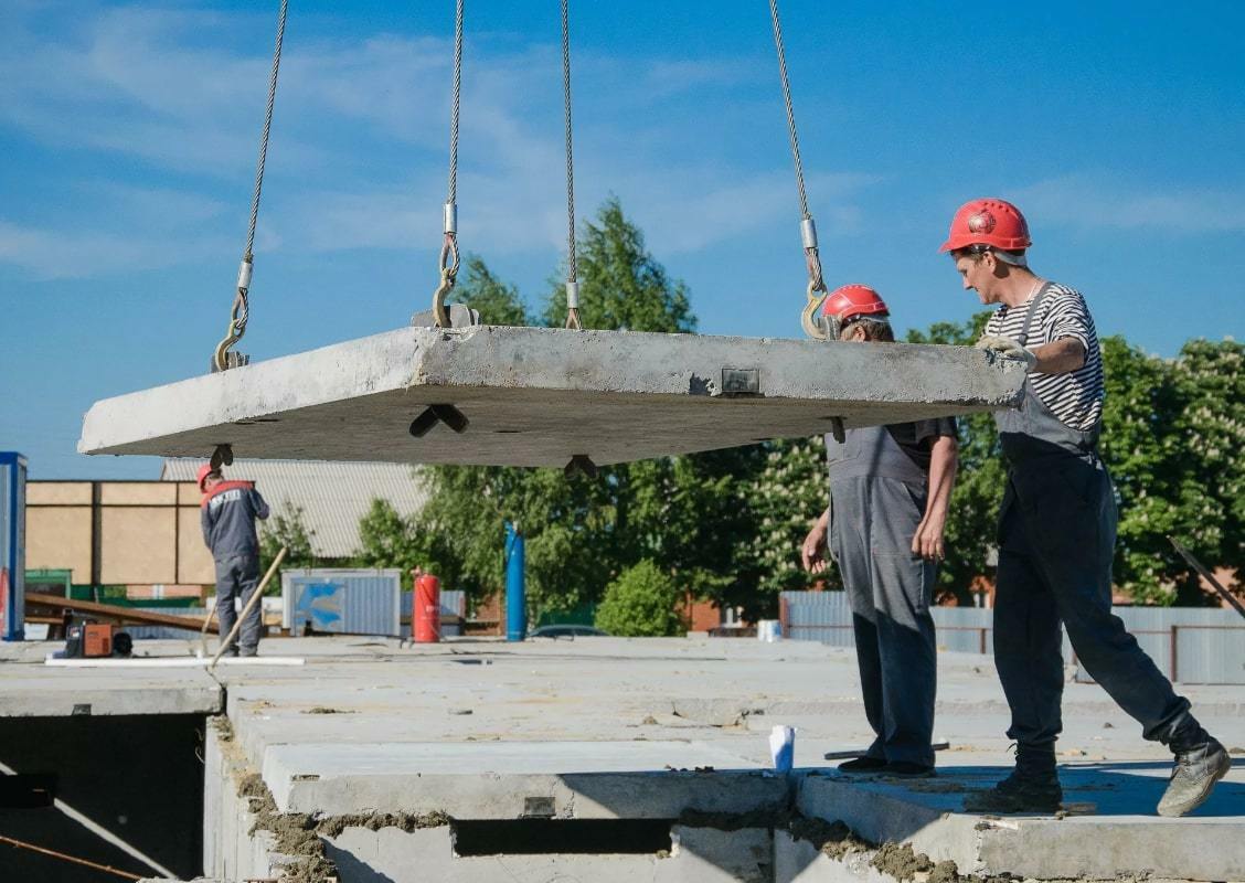 Кран поднимает бетонную плиту. Монтаж плит перекрытия технология. Пустотные плиты перекрытия монтаж. Укладка жб плит перекрытия. Монтаж плит пустотных плит перекрытия.