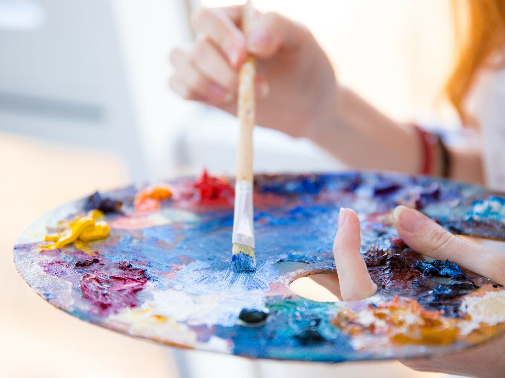 фото нанесения макияжа на лицо девушки 