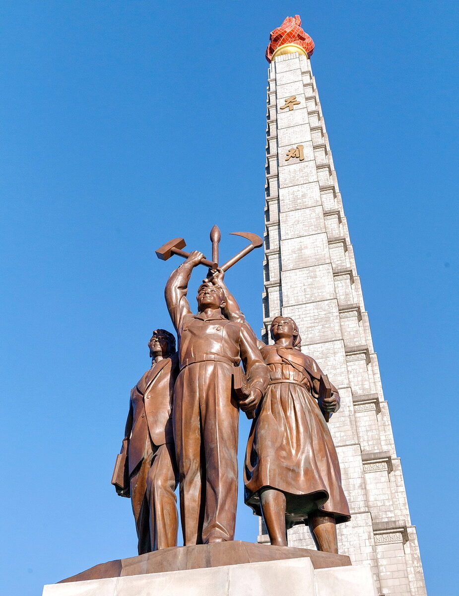 Памятник в пхеньяне рабочий колхозница интеллигент фото
