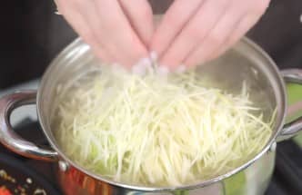 Приготовление щей из свежей капусты с болгарским перцем: шаг 11