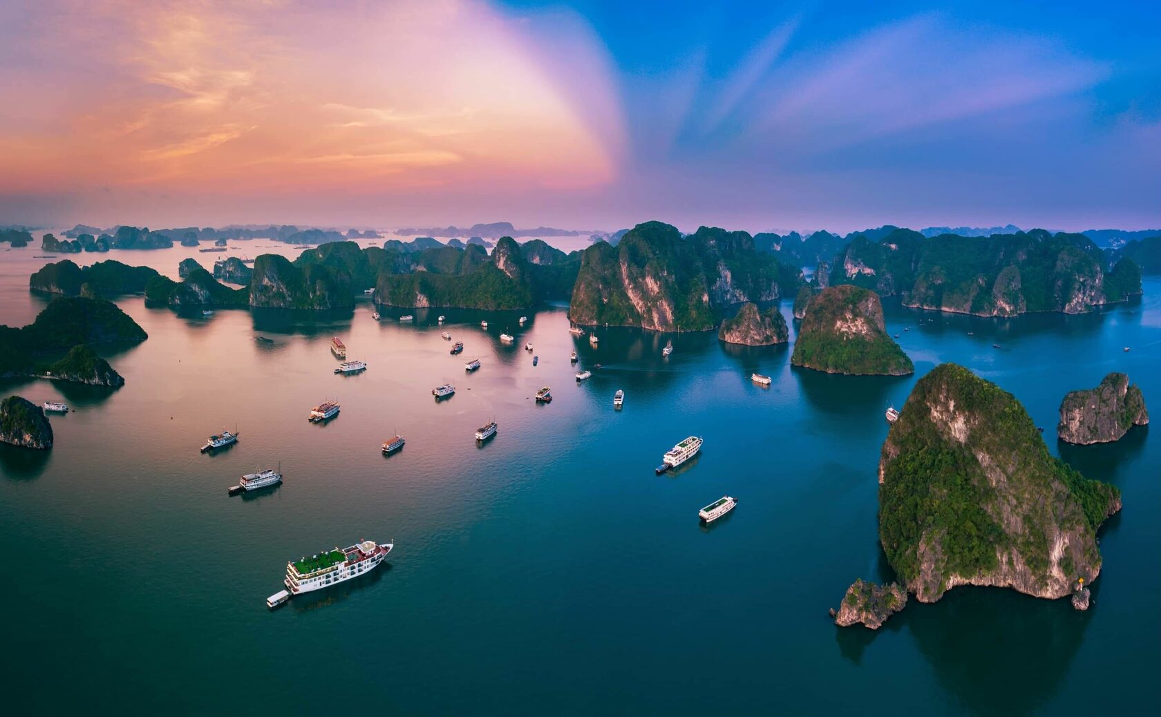 Какие острова расположены в восточной азии. Бухта Халонг Вьетнам. Залив Халонг Вьетнам. Вьетнам Ханой бухта Халонг. Залив Халонг Вьетнам объект Всемирного наследия.