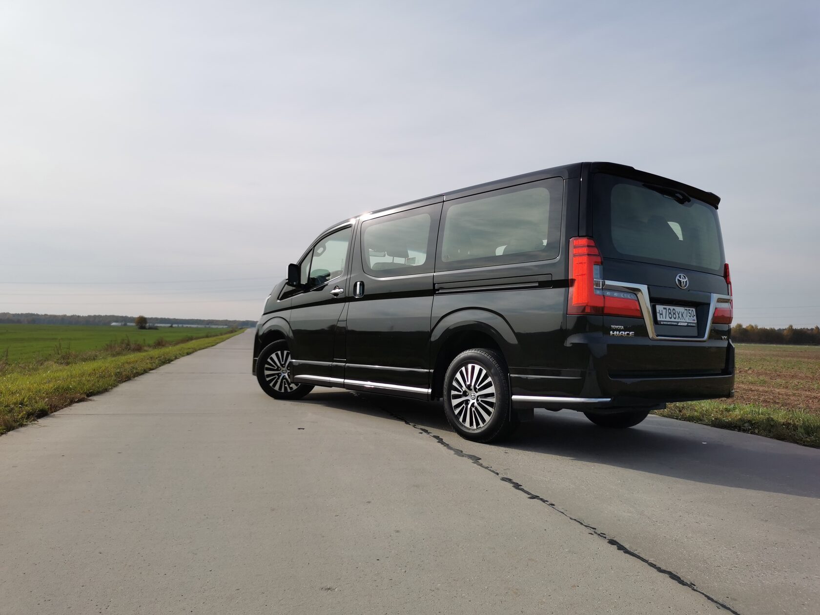 Тест-драйв TOYOTA HIACE VIP: БЕЗ ШУТОК ПРО МАРШРУТКУ