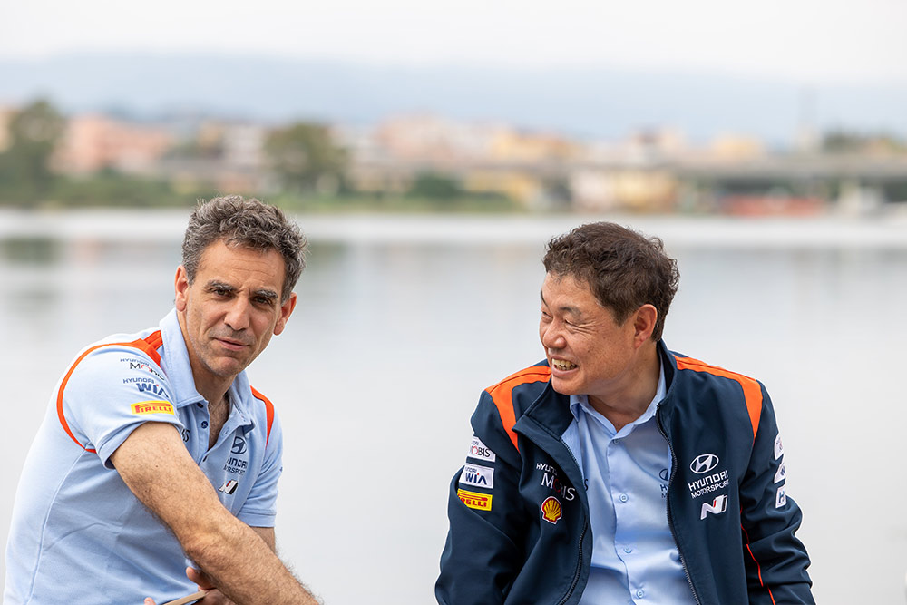 Руководитель команды Hyundai Сирил Абитебуль и президент Hyundai Motorsport Шон Ким, ралли Сардиния 2023
