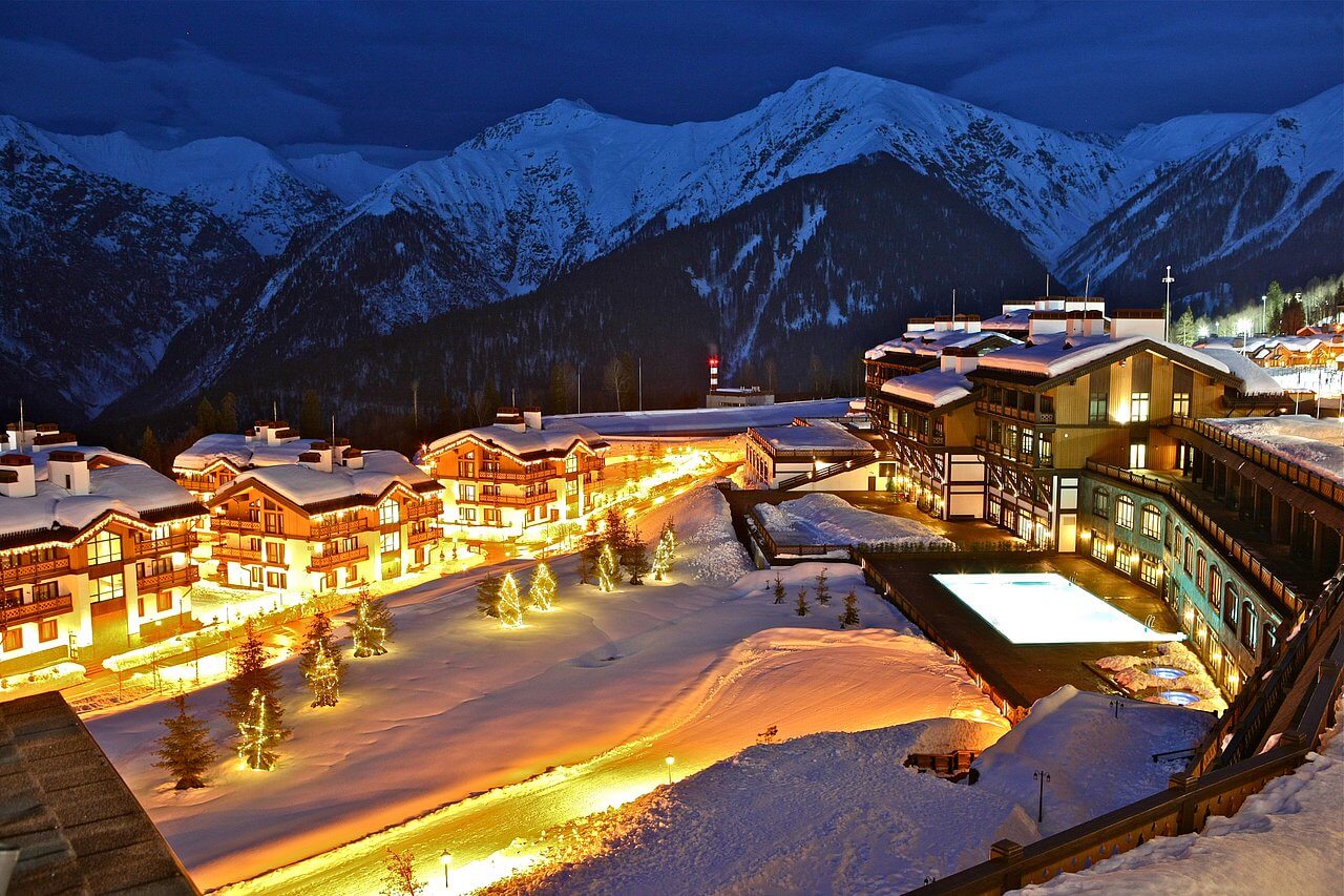 Заснеженные склоны ждут: лучшие отели России для горнолыжного отдыха - Cuva подарочные сертификаты на отдых в отелях