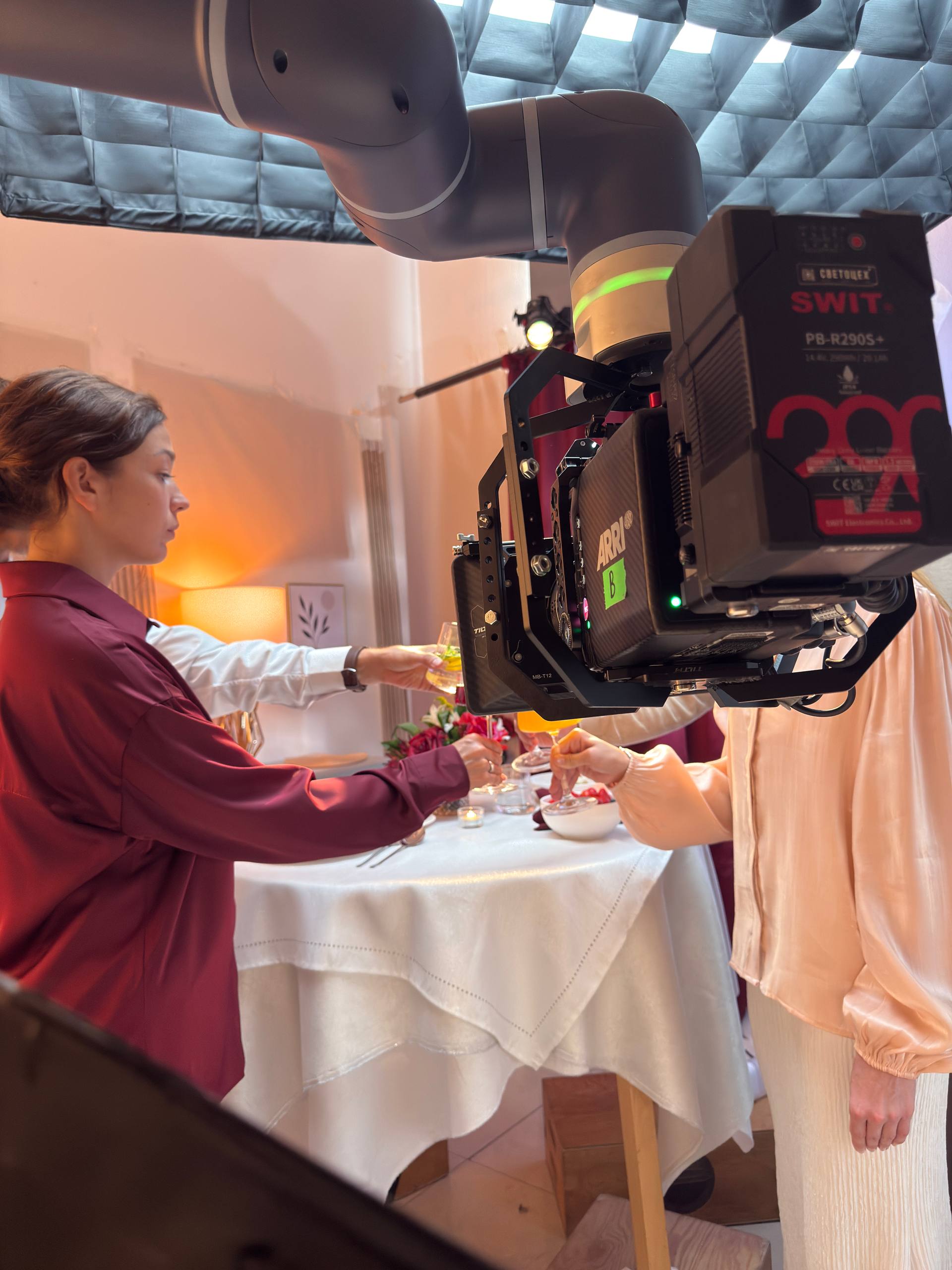 Кинокамера ARRI на фланце робота-манипулятора крупным планом