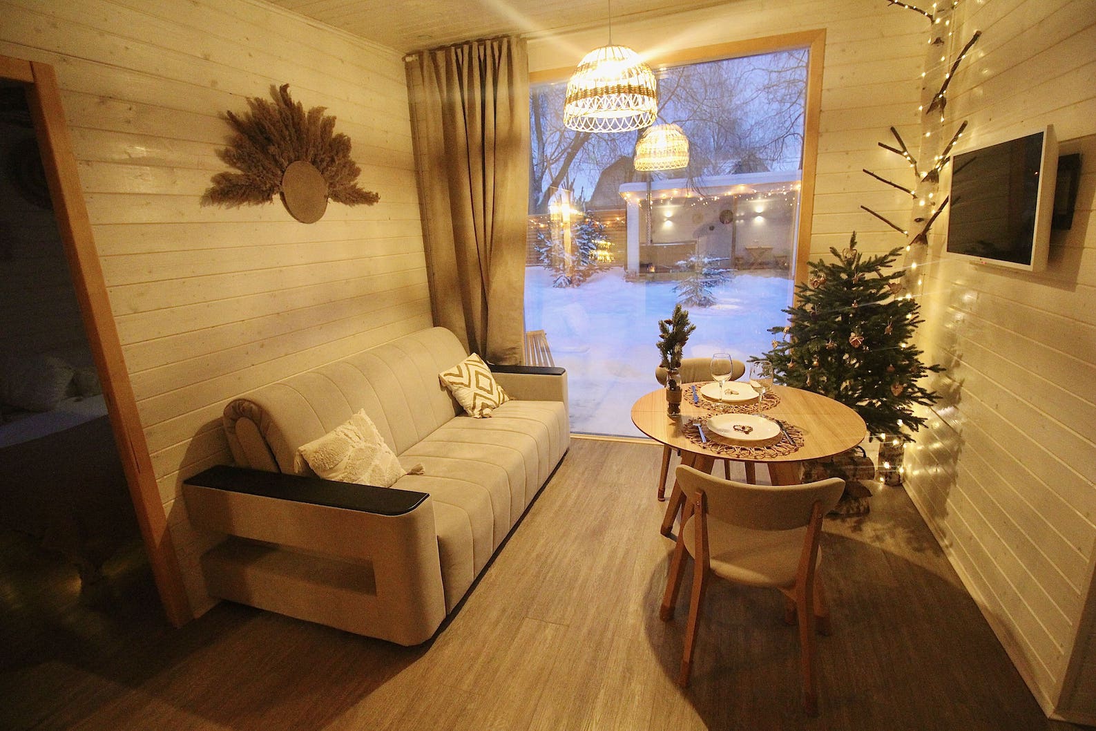 Уютный интерьер треугольного домика с панорамным окном на лес - идеальная обстановка для глубокого сна