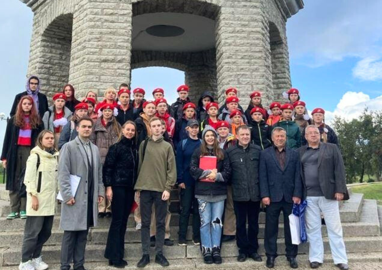 Активисты ОМД «ЛИГА МОЛОДЕЖИ» на мемориале в городе Великие Луки.