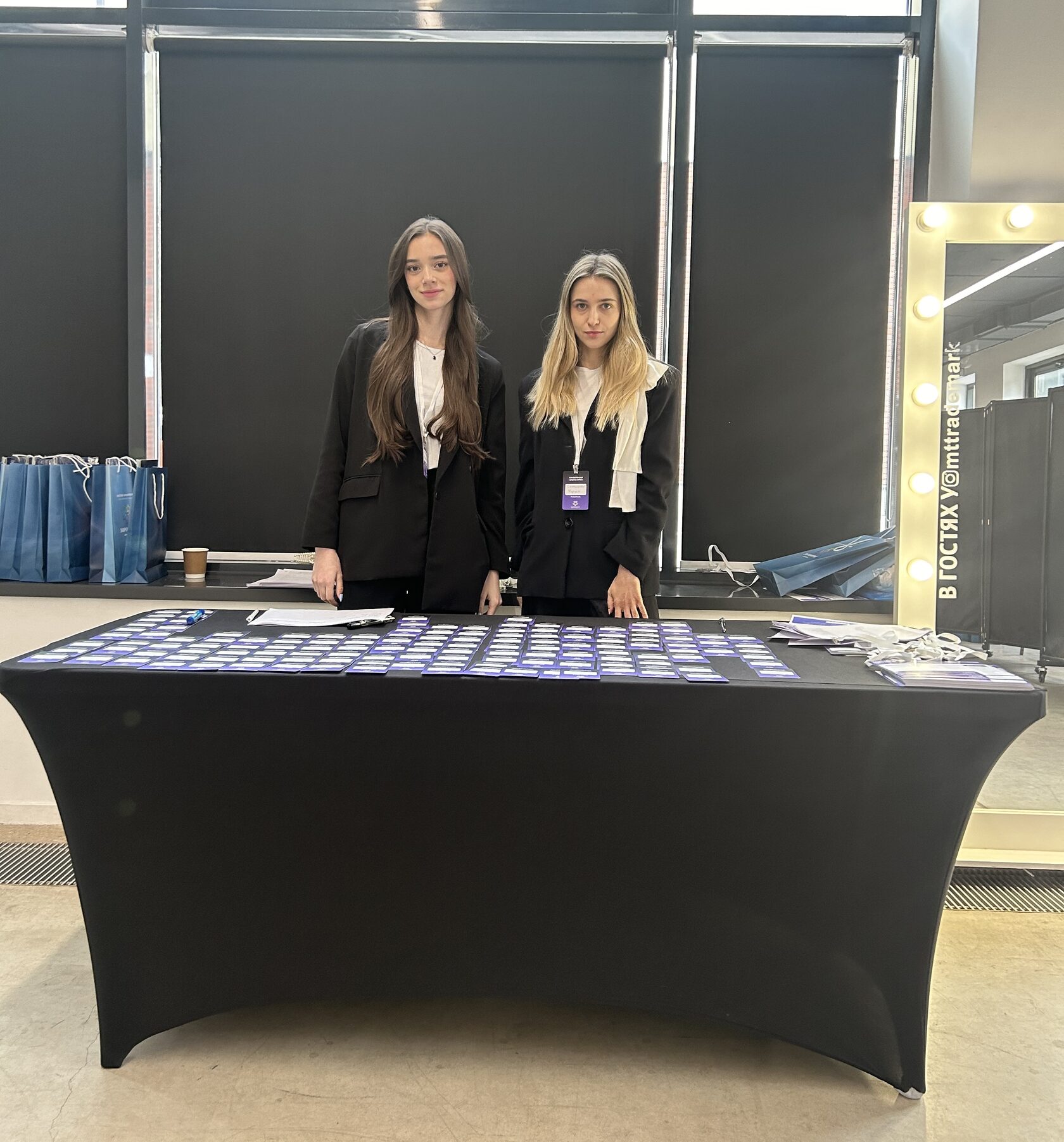 Хостес для встречи и регистрации гостей