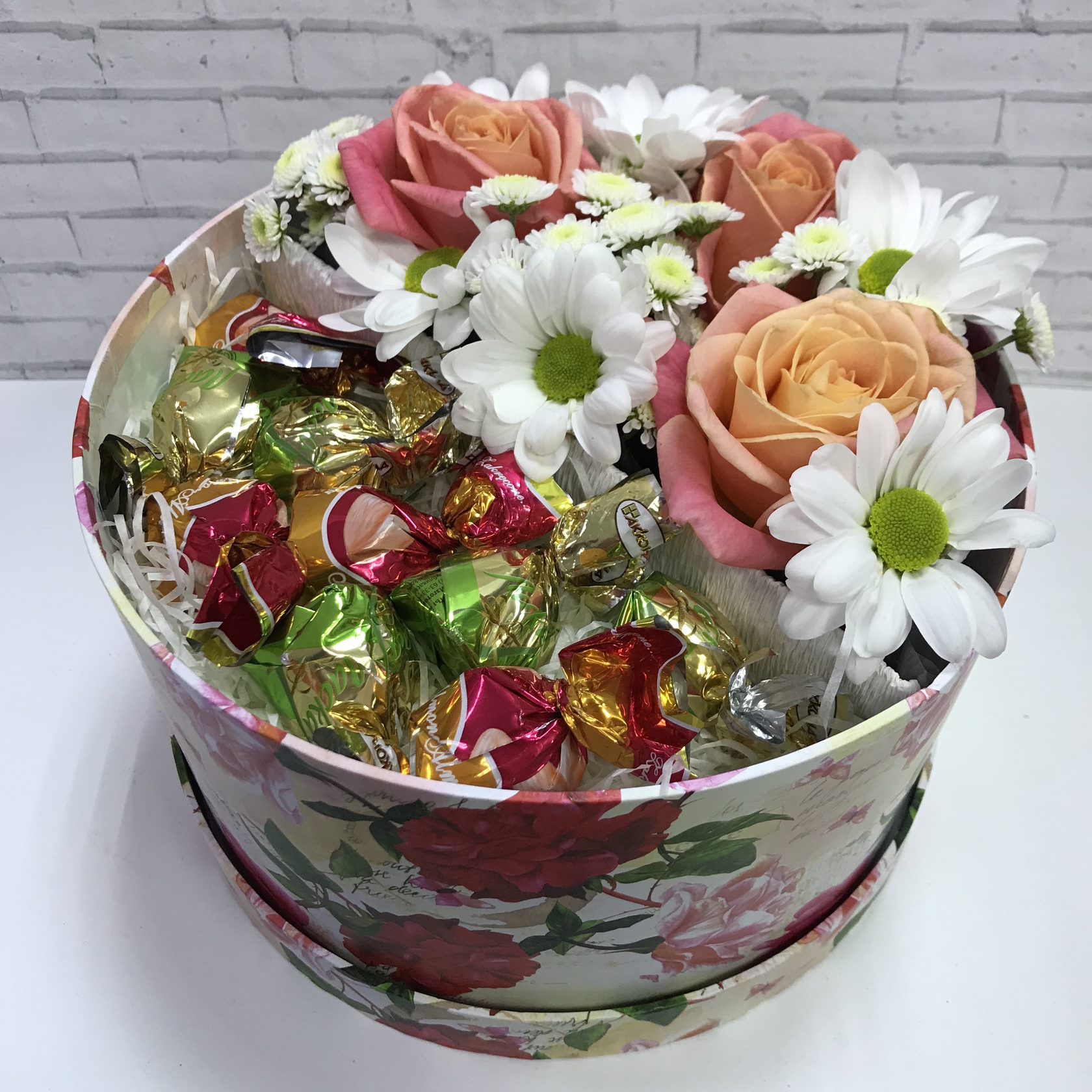 Сладкие подарки.Цветы с конфетами в коробке с доставкой в Нижнем Новгороде.