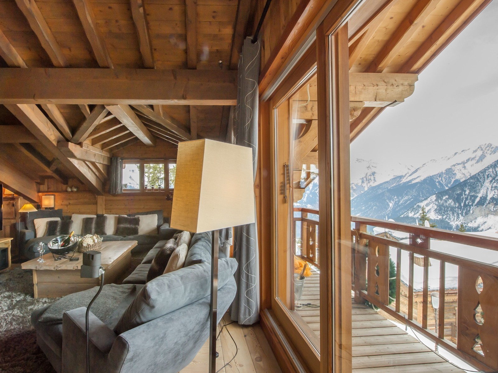 Шале ливадия. Шале Куршевель 1850. Chalet Aspen Courchevel 1850. Шале Куршевель терраса. Luxury Alpine Chalet.