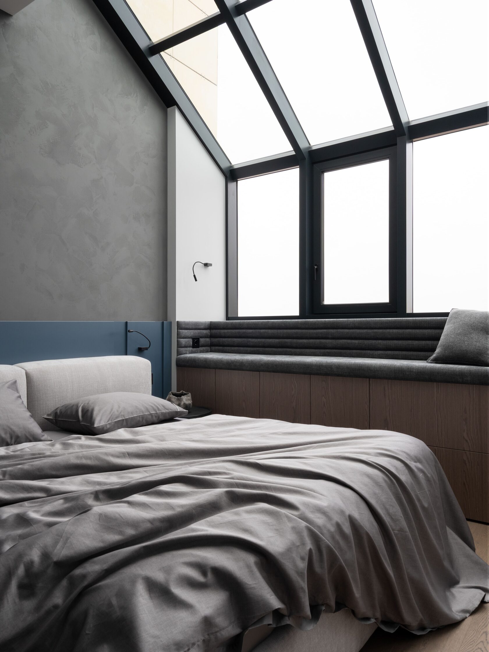 интерьер мастер спальня с панорамными окнами 