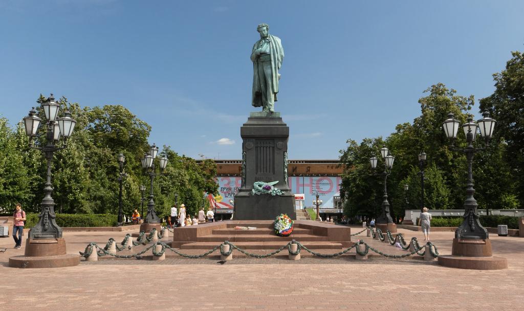 Памятник Александру Пушкину в Москве как символ культурной памяти