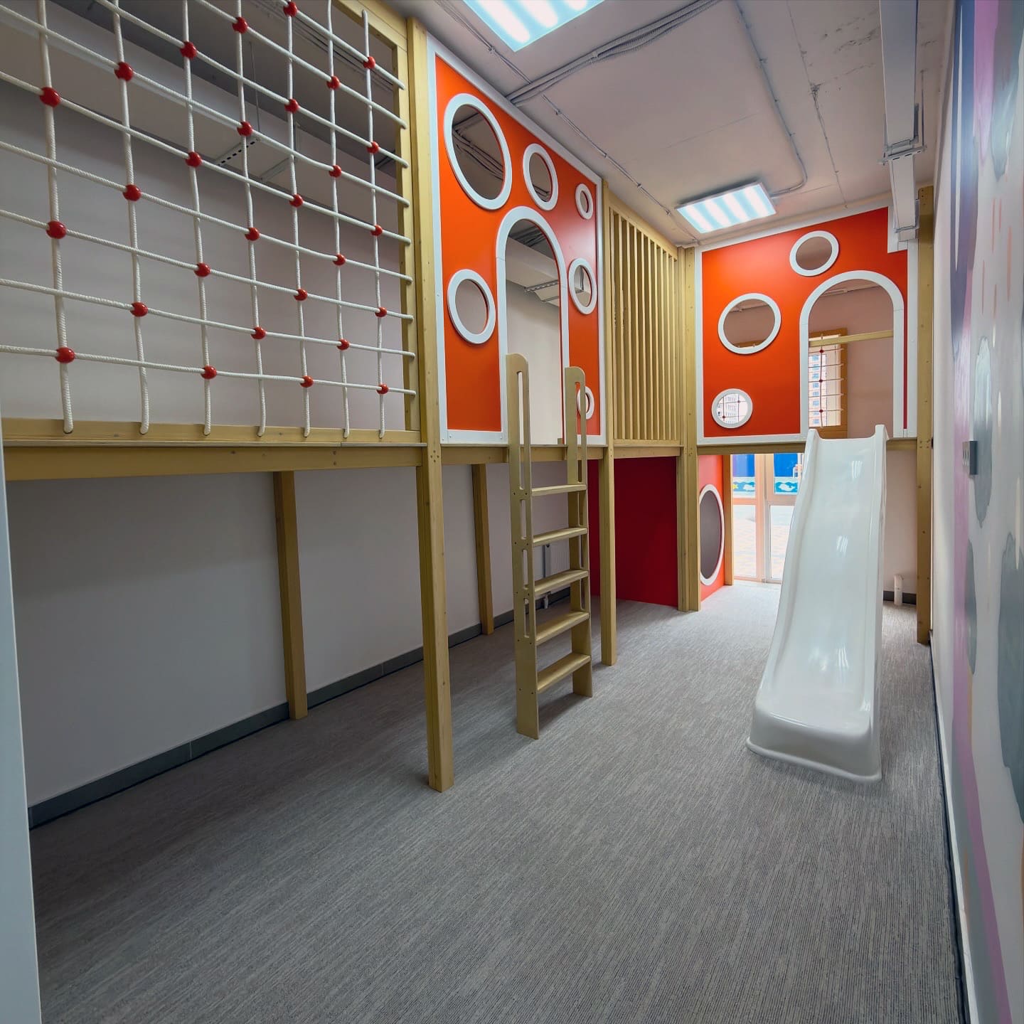 Деревянный игровой домик ручной работы