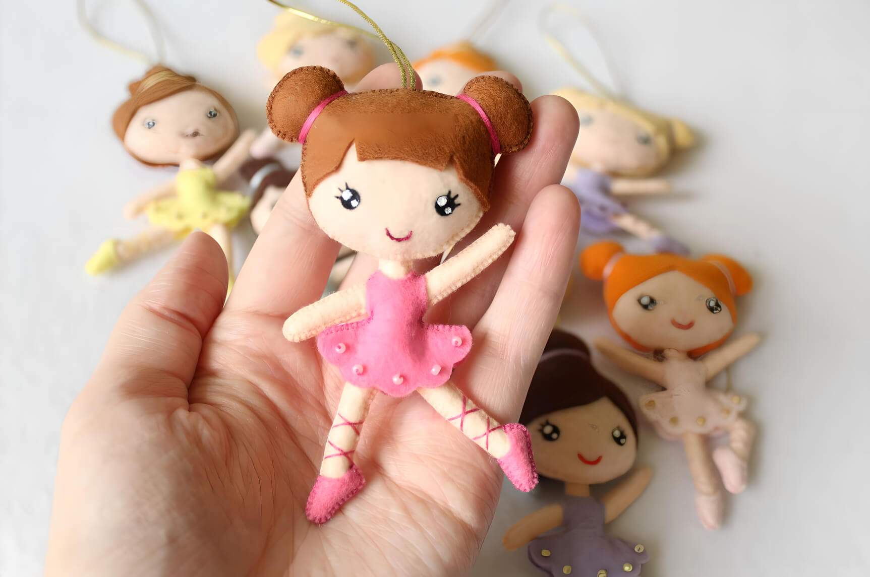 Куколки из фетра. Маленькие игрушки из фетра. Кукла из фетра. Маленькая кукла из фетра.