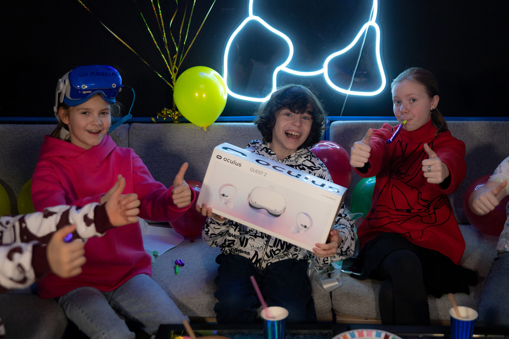 Дети в VR-шлемах погружаются в виртуальную реальность