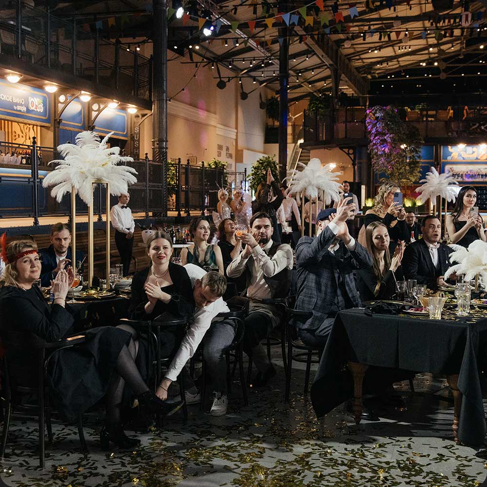 гости за праздничным столом