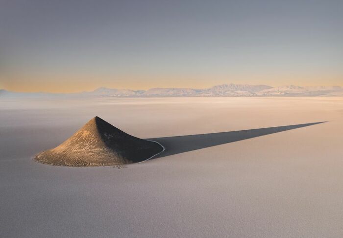 «Эль-Коно-Арита», впечатляющее геологическое образование, где эрозия сформировала почти идеальный конус, который, кажется, затерялся в огромной пустыне Салар-де-Аризаро, Аргентина. Фотограф Джон Сигер, Великобритания.