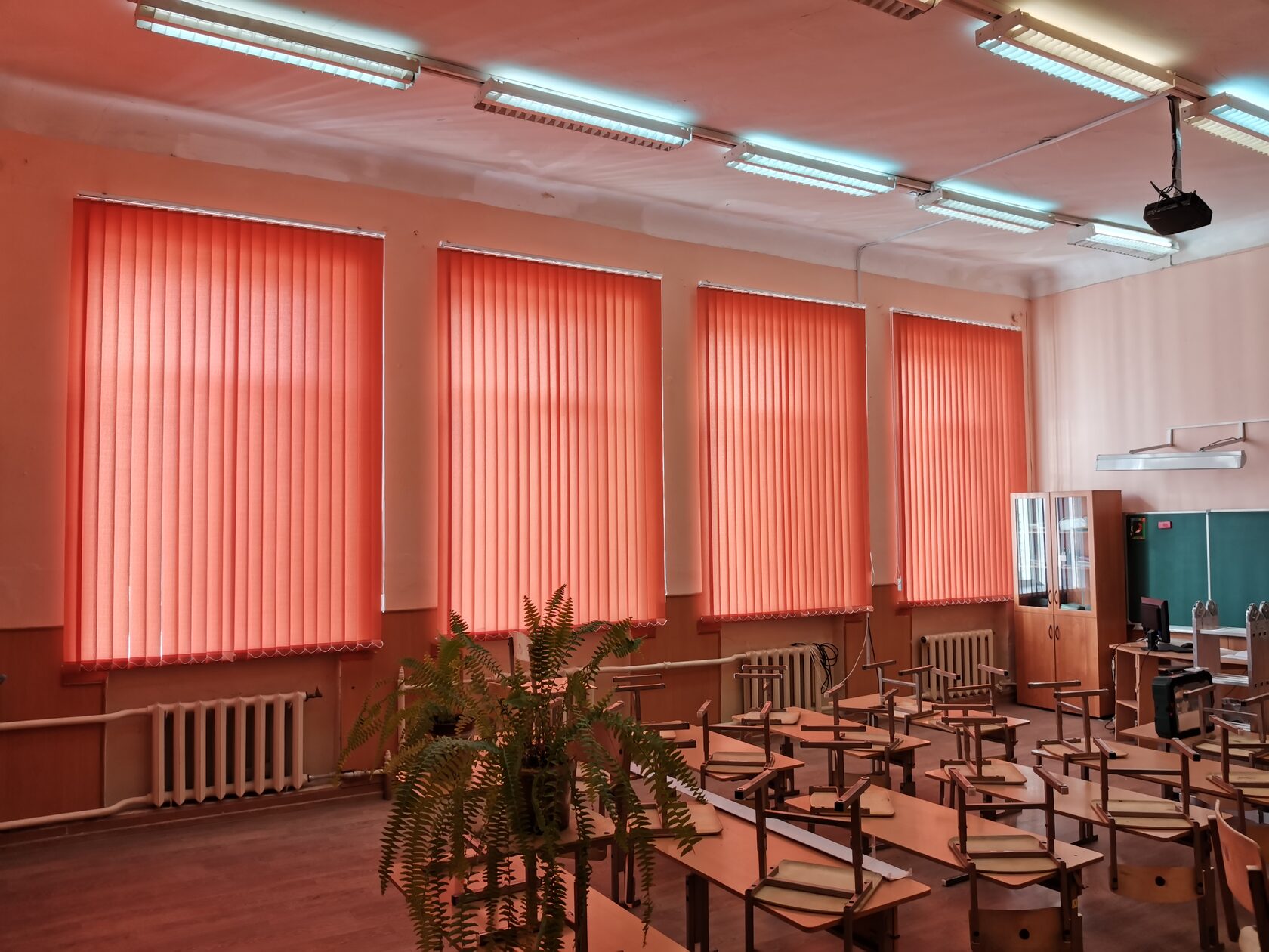 шторы дзержинск нижегородская область. занавески в цветочек в спальне. шикарные занавески с ламбрекеном из органзы на кухню. шторы дзержинск нижегородская область. шторы в дагестанском стиле.