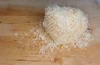 Приготовление салата «Дамский каприз» с курицей и ананасом слоями: шаг 5