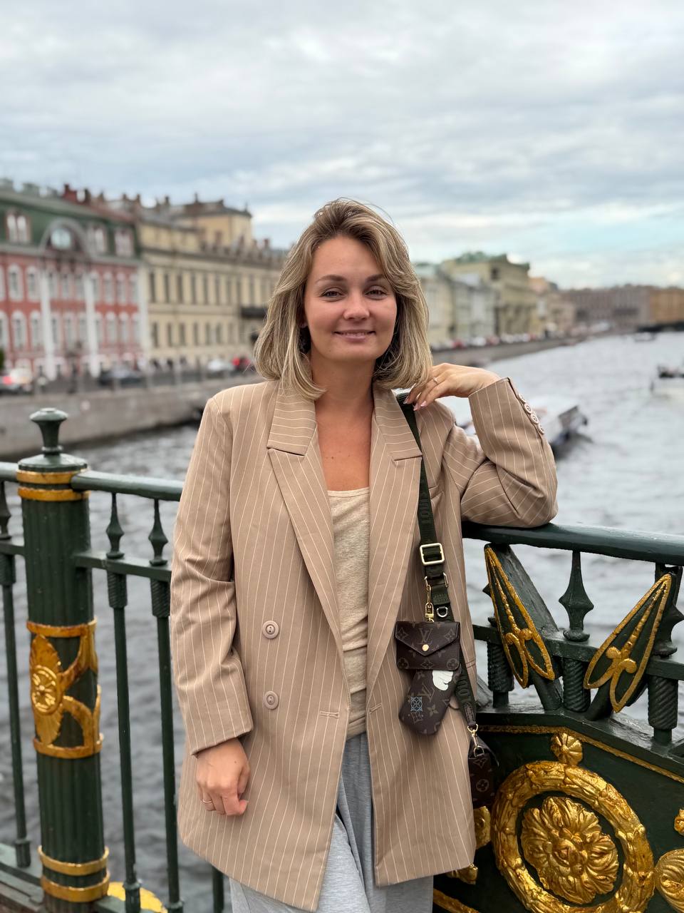 Анна на городской прогулке