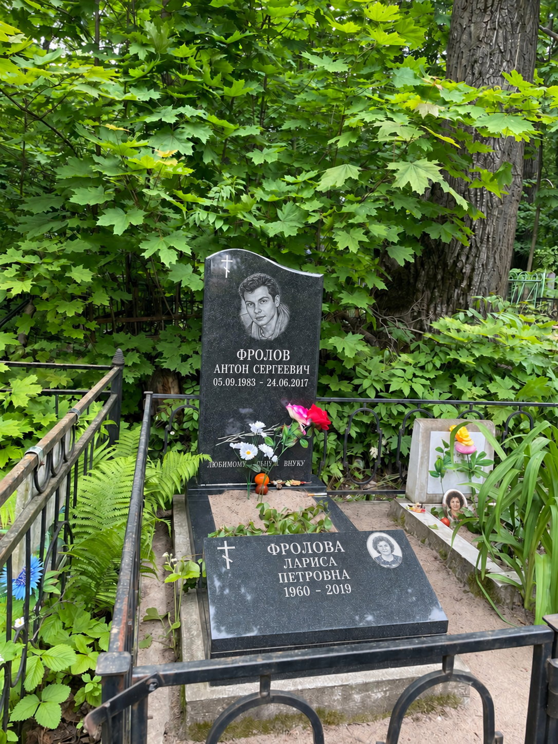 Гранитный баян установлен на цветнике перед вертикальным памятником