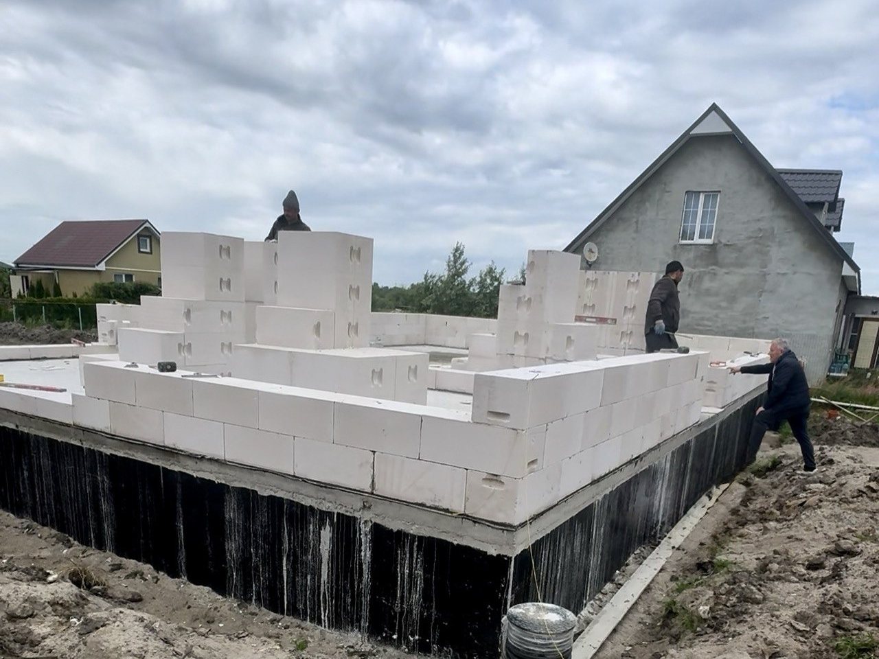 Первые ряды газобетона на гидроизолированной монолитной плите — наш объект