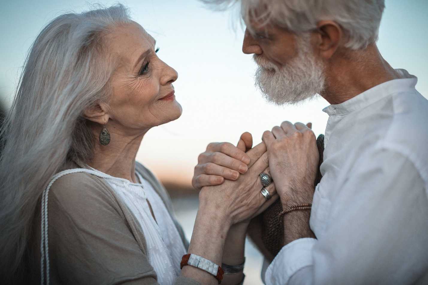 Первой любовь через много лет. Влюбленные старики. Пожилые мужчина и женщина. Влюбленная пожилая пара. Старость вместе.