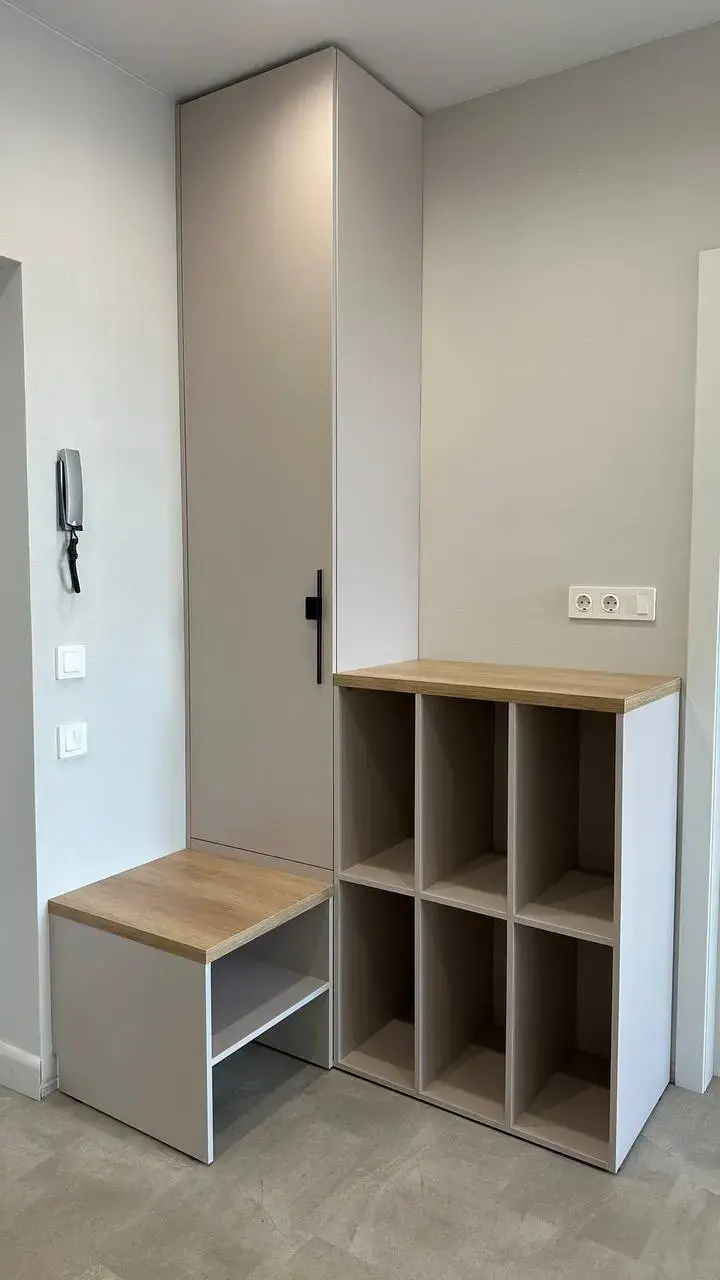 Функциональная прихожая с местом для обуви и одежды на заказ в Сургуте