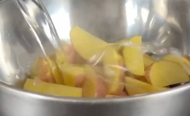 Приготовление картофеля по-деревенски в духовке: шаг 2