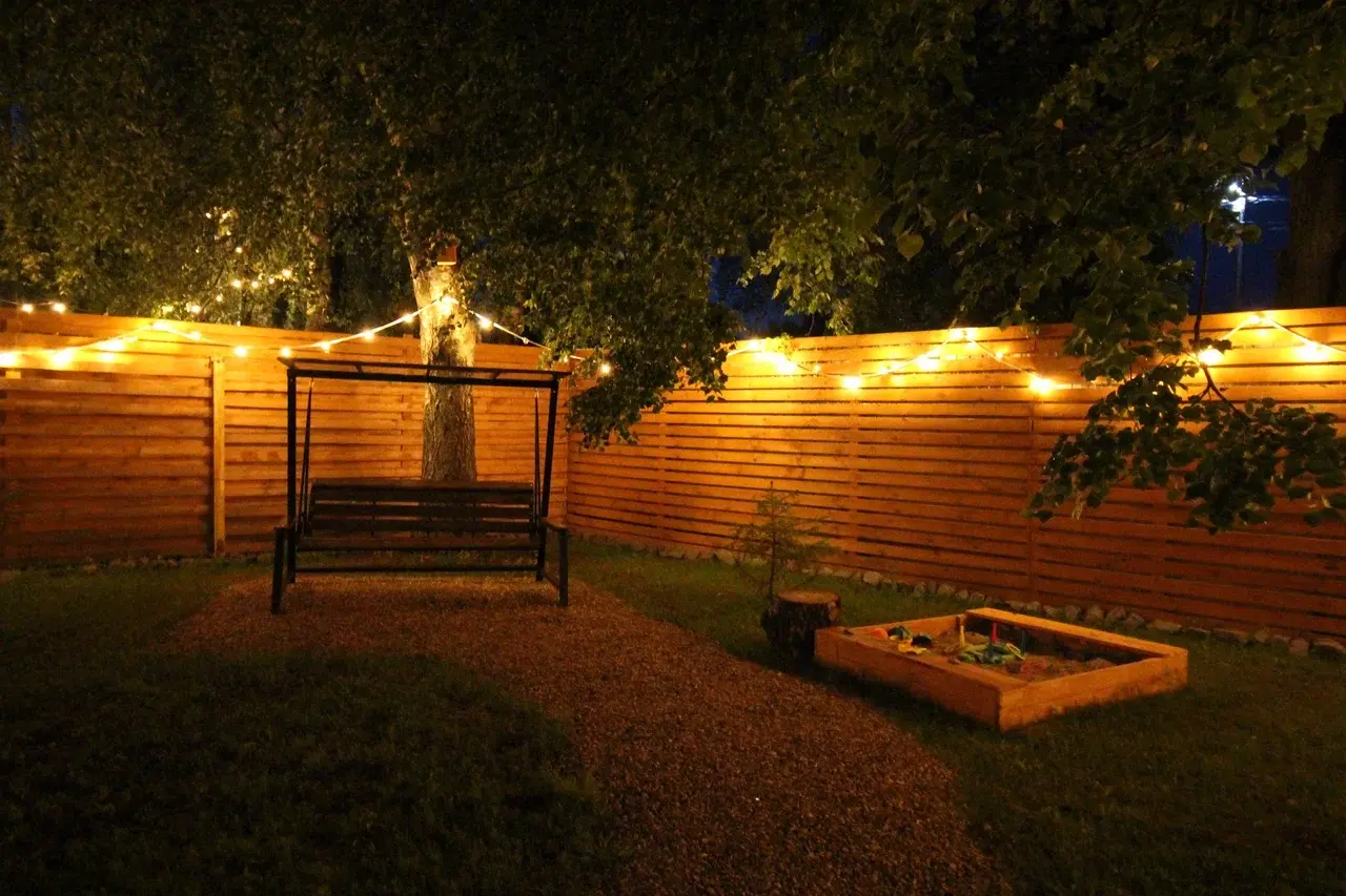 Закрытая огороженная территория глэмпинга Aframe Happy без машин и посторонних