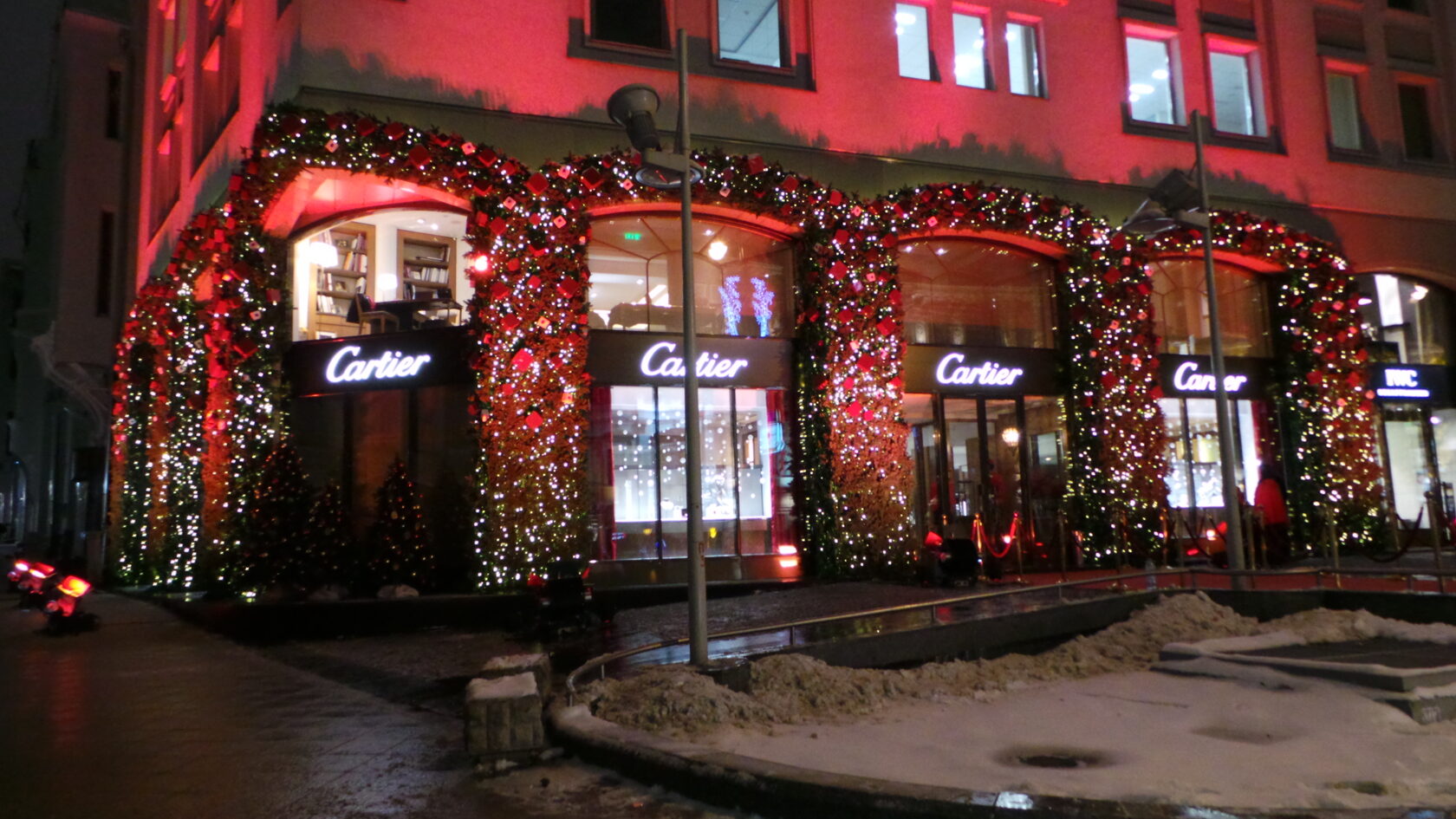 Рекламное оформление фасада магазина