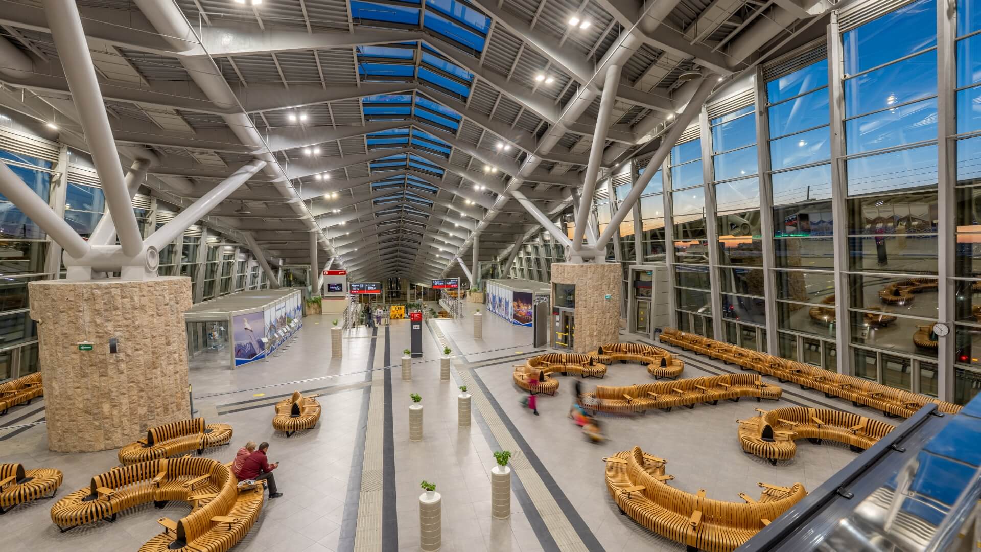 Зал ожидания вокзала «Олимпийский парк» на станции «Сириус» — просторный современный интерьер с деревянными скамейками, Сириус